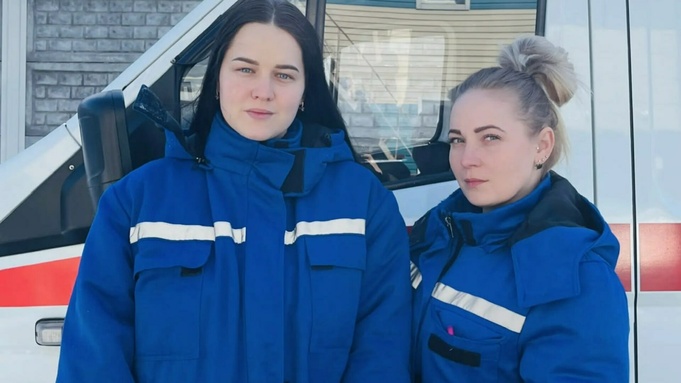 Медики скорой помощи, принявшие роды / Фото: Станция скорой медицинской помощи Бийска