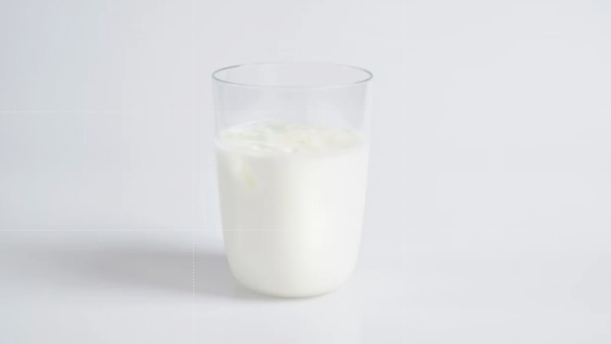 Стакан кефира / Фото: unsplash.com