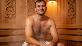 Мужчина в бане / Фото: сгенерировано ИИ "Яндекс" / amic.ru