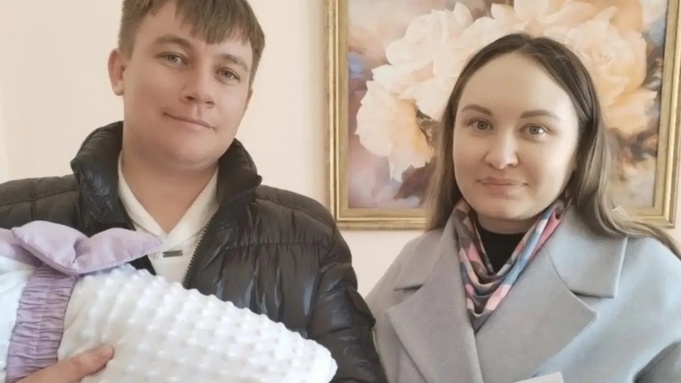 Родители 500-го ребенка в Барнауле / Фото: ЗАГС Барнаула