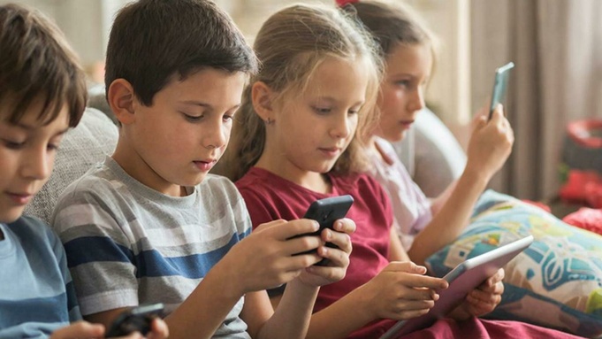 Дети, гаджеты / Изображение сгенерировано GigaChat от Сбера / amic.ru