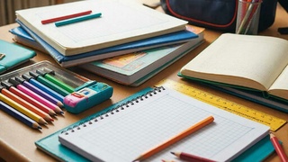 Канцтовары, школа / Изображение сгенерировано GigaChat от Сбера / amic.ru