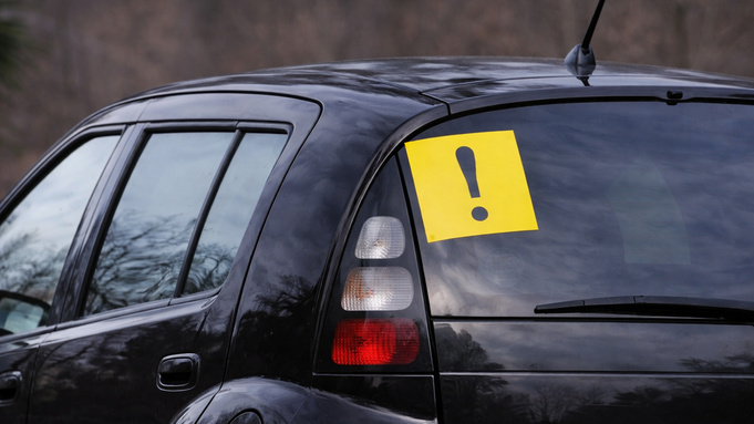 Знак "Начинающий водитель" на автомобиле / Фото сгенерировано нейросетью ChatGPT ("ЧатДжиПиТи")