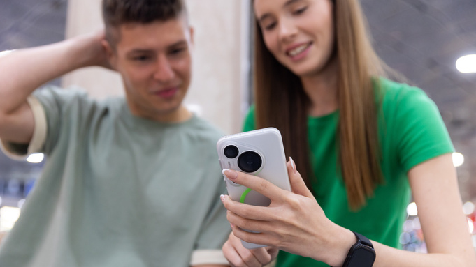 Мужчина. Женщина. Смартфон / Фото: пресс-служба Yota