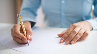 Шариковая ручка / Фото: katemangostar / freepik.com