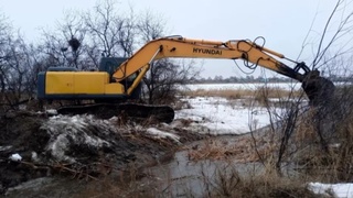 Укрепление дамбы /
Фото: канал Евгения Юрьева в Max