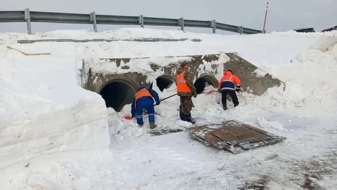 Дорожники проводят противопаводковые мероприятия  / Фото: Минтранс Алтайского края