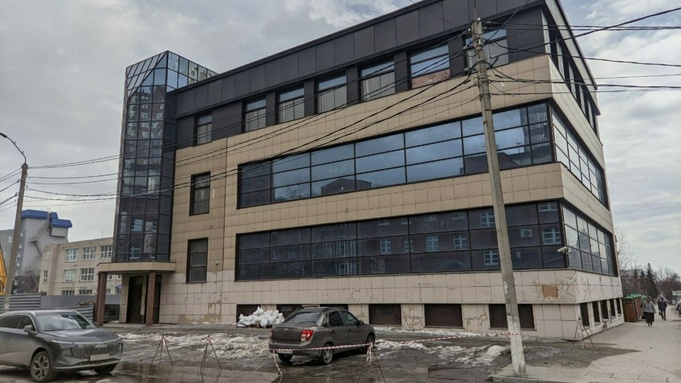 Заброшенный бизнес-центр по адресу Пролетарская, 89 / Фото: amic.ru / Екатерина Смолихина 