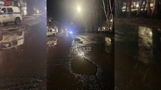 Злополучная яма на дороге / Фото: "Бийск 22"