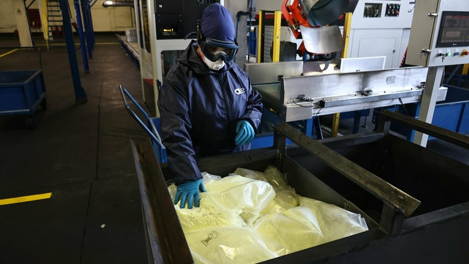 Новые автоматизированные линии для развески химикатов на Алтайском шинном комбинате / Фото: Екатерина Смолихина / amic.ru