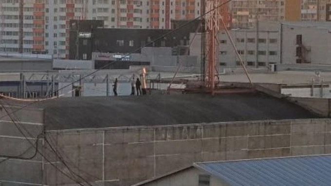 Гуляющие по крыше дети / Фото: "Инцидент Барнаул"