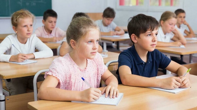 Школа, школьники / Изображение сгенерировано GigaChat от Сбера / amic.ru