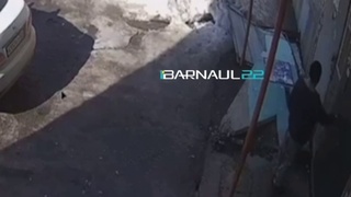 Упавшая плита / Фото: "Barnaul 22 | Барнаул 22"