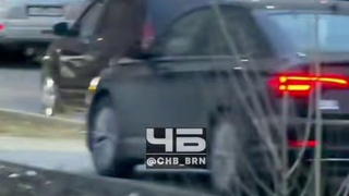 Иномарка на тротуаре / Кадр из видео: "Черное и Белое Барнаул"