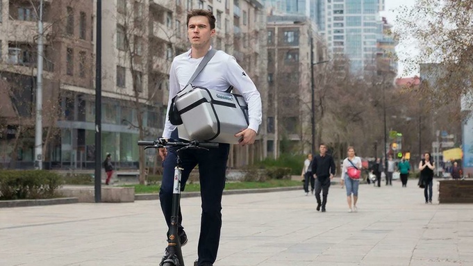 Доставка еды, курьер / Изображение сгенерировано GigaChat от Сбера / amic.ru