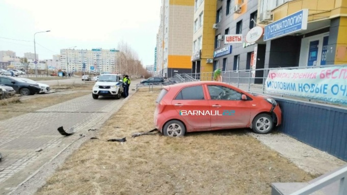 В Барнауле машина врезалась в дом / Фото: 