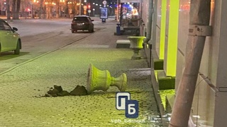 Мужчина разбил все окна в офисе банка / Фото: "Подслушано Барнаул"