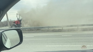 Трактор чистит дорогу в Барнауле / Фото: предоставлено читателем amic.ru 