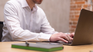 Мужчина. Ноутбук. Смартфон / Фото: ПАО "МегаФон"
