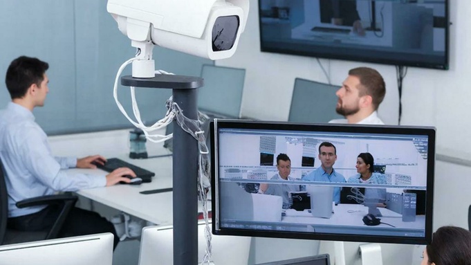 Работа, контроль / Изображение сгенерировано GigaChat от Сбера / amic.ru