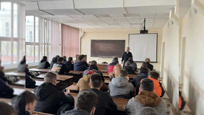 Студенты занимаются в куртках / Фото: преподаватели АлтГТУ