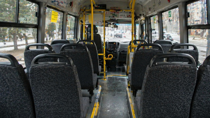 Салон маршрутки / Фото: создано в нейросети ChatGPT