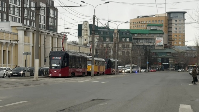Стоящие трамваи / Фото: читатели amic.ru