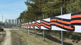 Георгиевская лента, День Победы /  Изображение сгенерировано "Шедеврум" от ИИ YandexART / amic.ru