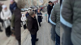 Очередь у поликлиники / Фото: Barnaul 22