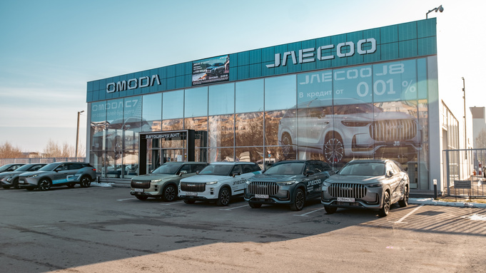 Автомобили Omoda и Jaecoo у Автоцентра АНТ / Фото: здесь и далее Семен Рогожников и Максим Свинцов