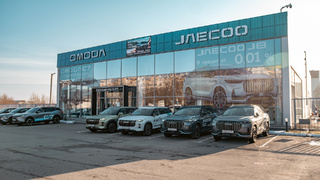Автомобили Omoda и Jaecoo у Автоцентра АНТ / Фото: здесь и далее Семен Рогожников и Максим Свинцов