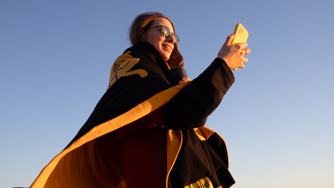 Девушка. Смартфон / Фото: фото Билайн
