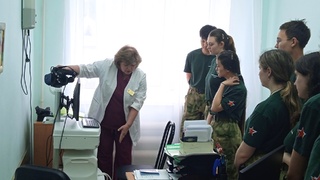 Ученики военно-медицинского класса "Легион 22" в госпитале для ветеранов войн в Алтайском крае / Фото: Антон Мамонтов