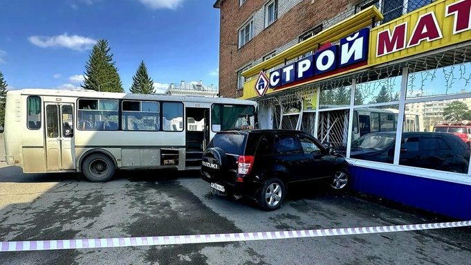 В Бийске автобус насмерть сбил пешехода и въехал в магазин / Фото: алтайская прокуратура 