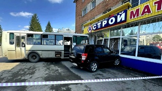В Бийске автобус насмерть сбил пешехода и въехал в магазин / Фото: алтайская прокуратура 