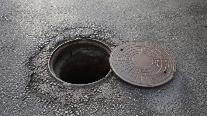 Открытый люк / Канализационный люк / Изображение сгенерировано ИИ ChatGPT / amic.ru