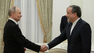 Встреча Путина и Арагчи в апреле 2025 года / Фото: kremlin.ru