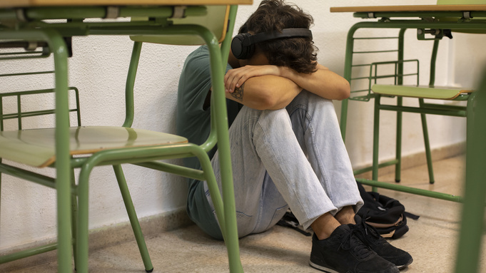 Грустный подросток в школе / Фото: freepik.com