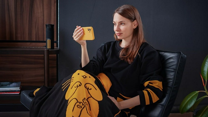 Девушка со смартфоном / Фото: Билайн