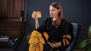 Девушка со смартфоном / Фото: Билайн