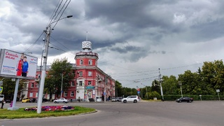 Дом с часами на проспекте Строителей в Барнауле / Фото: amic.ru