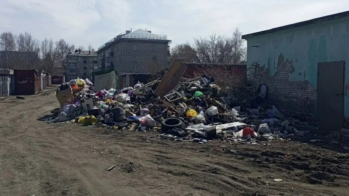 Гора мусора в Новоалтайске / Фото: "Город Новоалтайск", "Это Новоалтайск детка"