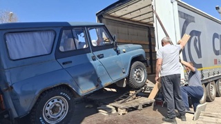 Погрузка автомобиля / Фото: пресс-служба партии "Единая Россия"
