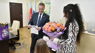 Встреча Вячеслава Франка с семьей погибшего героя РФ Романа Блинова / Фото: официальный сайт города Барнаула