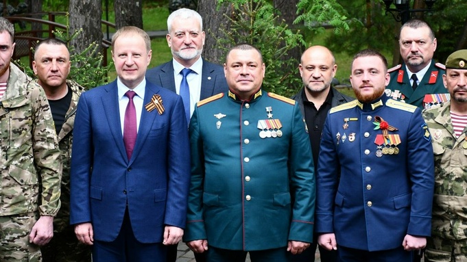 Виктор Томенко посетил краевой госпиталь для ветеранов войн / Фото: пресс-служба "Единой России"