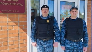 Пришедшие на помощь приставы / Фото: ГУФССП России по Алтайскому краю