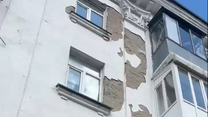 Дом на пр. Ленина в Барнауле, с которого на пешеходный тротуар отвалилась штукатурка