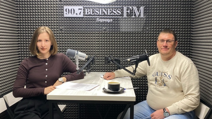 Виталий Гуменников в эфире / Фото: Business FM (Бизнес ФМ) Барнаул