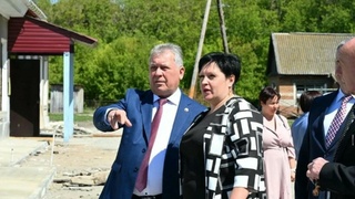 Александр Романенко проверяет ход работ в Усть-Таловской школе / Фото: пресс-служба АКЗС 
