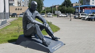 Памятник Шукшина возле Краевого дворца молодежи / Фото: amic.ru